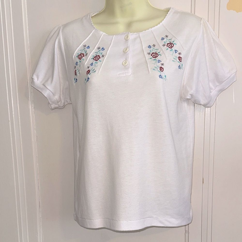 Vintage 80s/90s Northern Isles White Embroidered Floral Short‎ Sleeve Knit Top
